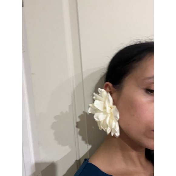 White flower stud earring huge cream feathered large off white big fabric floral - Picture 4 of 6